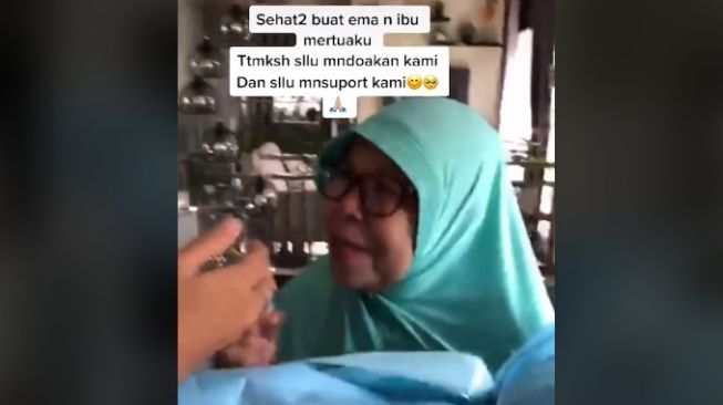 Wanita beri hadiah untuk Ibu dan Mama Mertua (tiktok.com/@mama.zizo87)