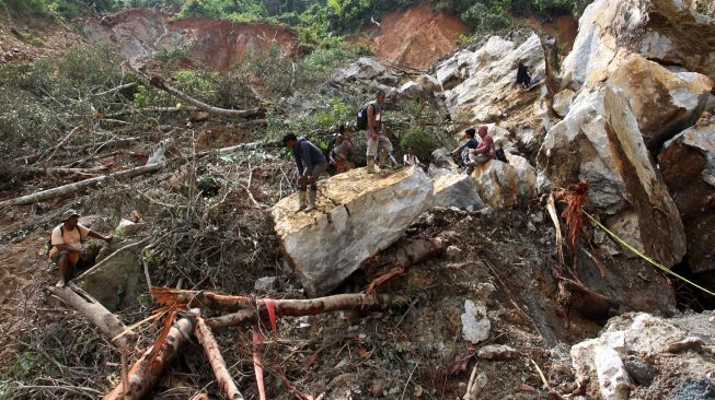 Warga mencari pekerja tambang emas yang masih tertimbun di kawasan hutan Jorong Timbahan, Nagari Abai, Kecamatan Sangir Batang Hari, Kabupaten Solok Selatan, Sumatera Barat, Selasa (11/5/2021).  ANTARA FOTO/Muhammad Arif Pribadi