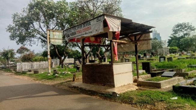 Suasana TPU Menteng Pulo sehari sebelum Idul Fitri 1442 H. [Suara.com/Arga]