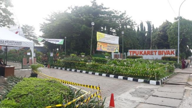 Suasana TPU Karet Bivak di masa larangan ziarah yang diberlakukan Pemprov DKI Jakarta. [Suara.com/Novian]