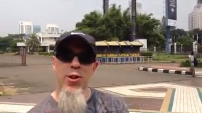 Potret artis dunia saat berlibur ke Indonesia. (YouTube/Jordan Rudess)