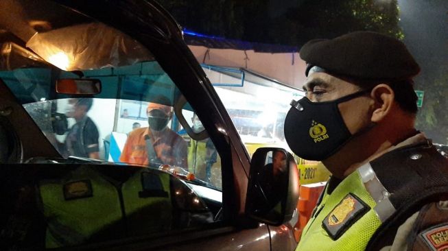 Penumpang Minibus Gelagapan Ditanya Petugas Pos Penyekatan Sumber Artha