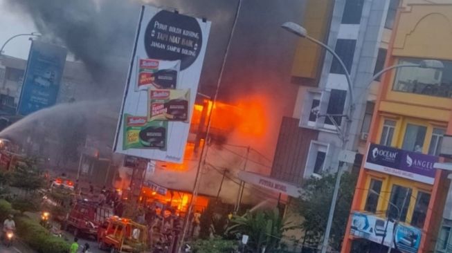 Ruko di Jalan Tanjungpura Pontianak Terbakar, Penghuni Lompat dari Lantai 2