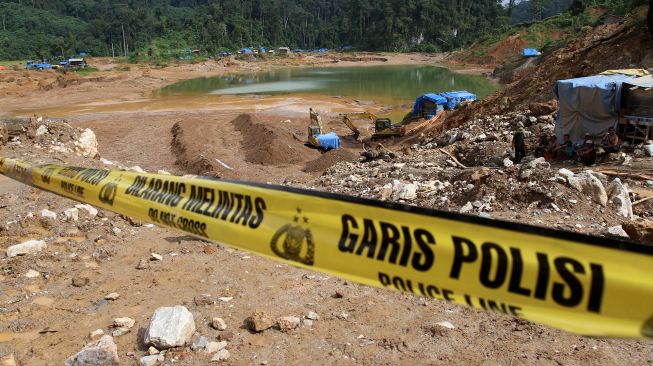 Warga mencari pekerja tambang emas yang masih tertimbun di kawasan hutan Jorong Timbahan, Nagari Abai, Kecamatan Sangir Batang Hari, Kabupaten Solok Selatan, Sumatera Barat, Selasa (11/5/2021).  ANTARA FOTO/Muhammad Arif Pribadi