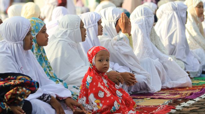 Jamaah Tarekat Syattariah berada di halaman Masjid Syaikhuna Habib Muda Seunagan sebelum melaksanakan shalat Idul fitri 1442 Hijriah Desa Peuleukung, Seunagan Timur, Nagan Raya, Aceh, Rabu (12/5/2021).  ANTARA FOTO/Syifa Yulinnas
