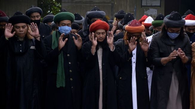 Jamaah An Nadzir melaksanakan shalat Idul Fitri di Kampung Butta Ejayya, Kecamatan Bontomarannu, Kabupaten Gowa, Sulawesi Selatan, Rabu (12/5/2021). ANTARA FOTO/Abriawan Abhe
