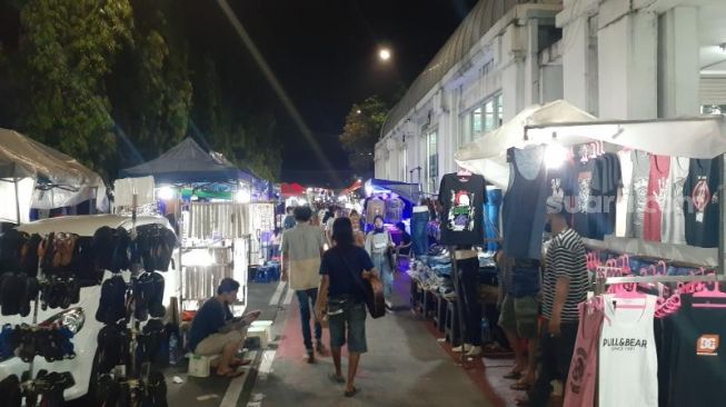 Pedagang kaki lima (PKL) menjajakan dagangannya di kawasan Kota Tua, Jakarta Barat, Rabu (12/5/2021) malam. [Suara.com/Yaumal Adi Asri Hutasuhut]