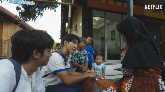 Potret artis dunia saat berlibur ke Indonesia. (YouTube/The Swoon)