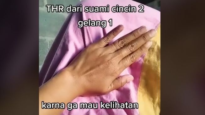 Istri dapat THR dari suami, tingkahnya kocak. (TikTok)