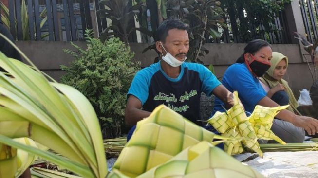 Sejumlah pedagang bungkus ketupat sudah memadati di area sekitar Pasar Colombo, Jalan Kaliurang KM 7, Kentungan, Condongcatur, Kecamatan Depok, Kabupaten Sleman, Rabu (12/5/2021). [Hiskia Andika Weadcaksana / SuaraJogja.id]