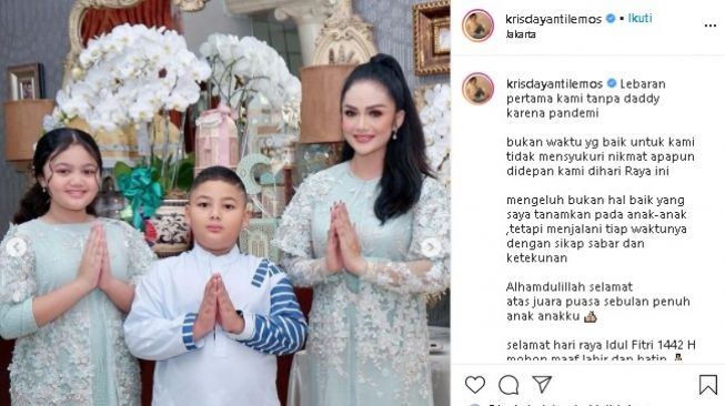 Keluarga Krisdayanti Lebaran tanpa Raul Lemos. (Instagram/@krisdayantilemos)