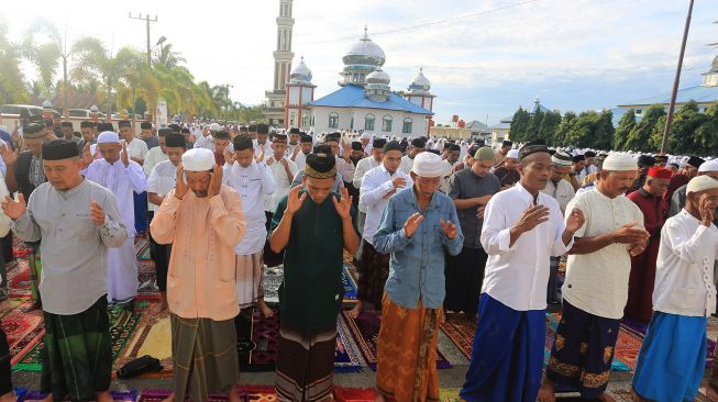 Jamaah Tarekat Syattariah melaksanakan shalat Idul fitri 1442 Hijriah di halaman Masjid Syaikhuna Habib Muda Seunagan Desa Peuleukung, Seunagan Timur, Nagan Raya, Aceh, Rabu (12/5/2021).  ANTARA FOTO/Syifa Yulinnas
