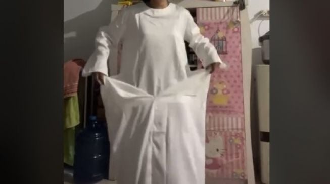 Beli baju lebaran kaftan malah mirip kain kafan. (TikTok)