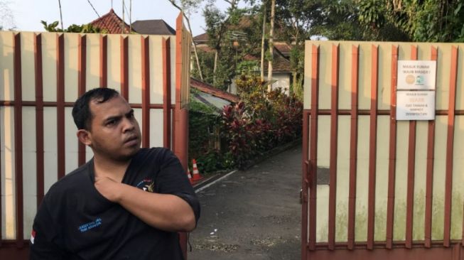 Seorang petugas di Rumah Ibadah Suluk Darussalam, Desa Pasirjaya, Cigombong, Kabupaten Bogor, Yusri menjelaskan kondisi Lebaran tahun ini agak berbeba. Belum lagi jumlah jamaah juga jauh lebih sedikit dibanding tahun - tahun sebelumnya, Rabu (12/5/2021). (Suarabogor.id/Regi Pranata Bangun). 