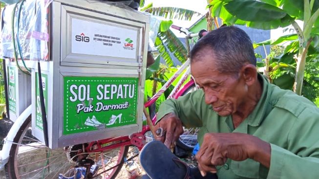 Kisah Haru Kakek Darmadi Menjemput Rezeki dari Hasil Sol Sepatu