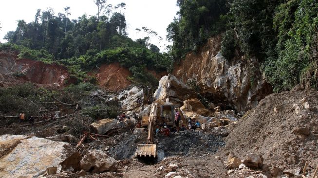 Warga mencari pekerja tambang emas yang masih tertimbun di kawasan hutan Jorong Timbahan, Nagari Abai, Kecamatan Sangir Batang Hari, Kabupaten Solok Selatan, Sumatera Barat, Selasa (11/5/2021).  ANTARA FOTO/Muhammad Arif Pribadi