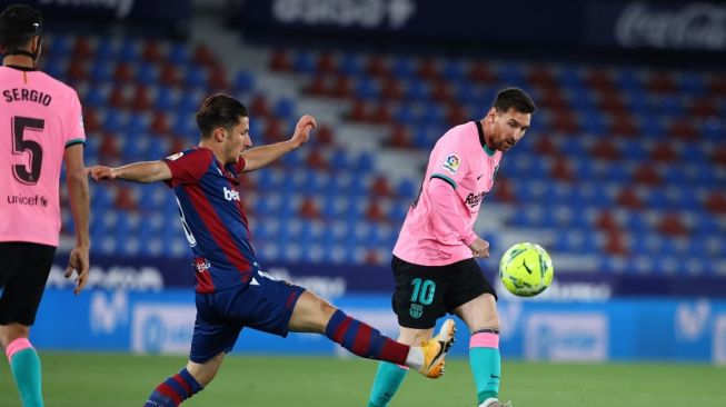 Aksi Lionel Messi melepaskan tendangan ke gawang tuan rumah Levante dalam laga pekan ke-36, Rabu (12/5/2021) dini hari WIB. Dalam pertandingan ini Levante berhasil menahan imbang Barcelona 3-3. (Foto: AFP)