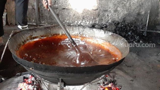 Dodol Cilenggang produksi rumahan Titi Mugi Jaya di Cilenggang, Serpong, Kota Tangerang Selatan (Tangsel). [Suara.com/Wivy Hikmatullah]