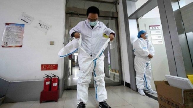 Peneliti mengenakan pakaian pelindung lengkap sebelum masuk ke dalam sebuah laboratorium di pusat pengendalian dan pencegahan di tengah merebaknya wabah virus corona di Taiyuan, Provinsi Shanxi, China (Antara/cnsphoto via Reuters)