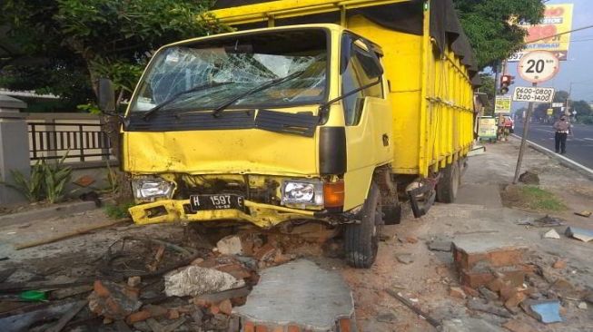 Dihantam Truk Ugal-ugalan, Wedangan di Boyolali Hancur