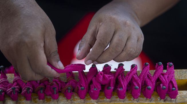 Para orang dengan gangguan jiwa (ODGJ) berlatih membuat keset kain perca di Panti Sosial Bina Laras Harapan Sentosa, Cipayung, Jakarta, Rabu (12/5/2021). [ANTARA FOTO/Aditya Orang dengan gangguan jiwa (ODGJ) berlatih membuat keset kain perca di Panti Sosial Bina Laras Harapan Sentosa, Cipayung, Jakarta, Rabu (12/5/2021). [ANTARA FOTO/Aditya Pradana Putra] Putra]