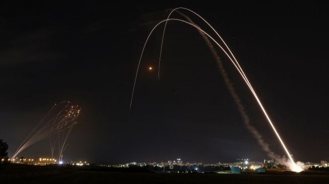 Roket-roket Hamas dari Gaza disambut oleh sistem pertahanan Iron Dome Israel di Kota Ashdod, 11 Mei 2021. [AFP/Menahem Kahana]