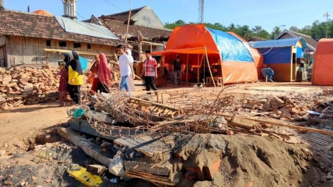 Suasana Idul Fitri di daerah terdampak Gempa, Desa Majang Tengah Kabupaten Malang, Kamis (13/5/2021). [Suara.com/Bob Bimantara Leander] 