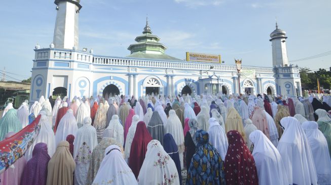 Sejumlah jamaah melaksanakan shalat Idul Fitri di pelataran Masjid Raya Ganting, Padang, Sumatera Barat, Kamis (13/5/2021). [ANTARA FOTO/Iggoy el Fitra]