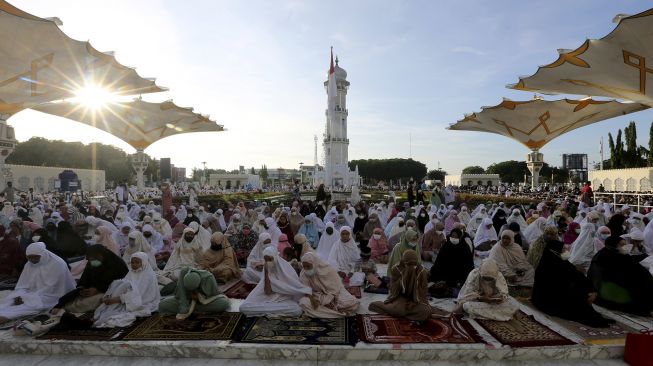 Umat muslim memadati Masjid Raya Baiturrahman untuk melaksanakan ibadah shalat Idul Fitri 1442 Hijriah di Banda Aceh, Aceh, Kamis (13/5/2021). [ANTARA FOTO / Irwansyah Putra]