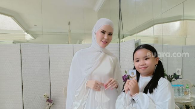 Angel Lelga dan putrinya, Hawra, saat momen lebaran di rumahnya,  kawasan Jagakarsa, Jakarta Selatan, Kamis (13/5/2021) [Suara.com/Rena Pangesti]