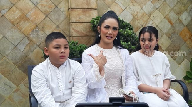 Krisdayanti bersama kedua anaknya, Ariannha Amora Lemos dan Kellen Alexander Lemos ditemui di rumahnya, kawasan Jeruk Purut, Jakarta Selatan, Kamis (13/5/2021) [Suara.com/Herwanto]