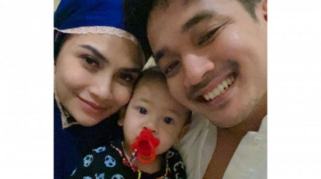 Anak 10 Bulan Sudah Bisa Jalan, Komentar Vanessa Angel dan Suami Bikin