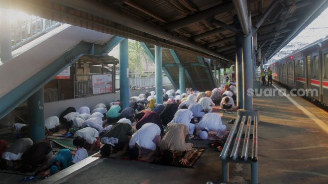 Sejumlah umat Islam melaksanakan Shalat Idul Fitri di peron Stasiun KA Kampung Bandan, Jakarta, Kamis (13/5/2021). [Suara.com/Dian Latifah]