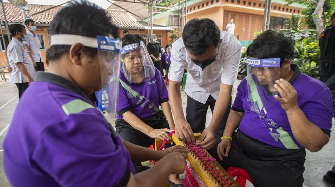 Instruktur melatih orang dengan gangguan jiwa (ODGJ) dalam belajar membuat keset kain perca di Panti Sosial Bina Laras Harapan Sentosa, Cipayung, Jakarta, Rabu (12/5/2021). [ANTARA FOTO/Aditya Pradana Putra]