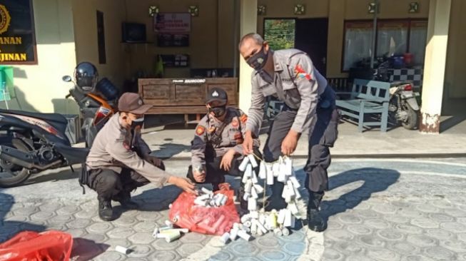 Mau Ledakkan Ratusan Petasan, 15 Pemuda di Blitar Diangkut Polisi