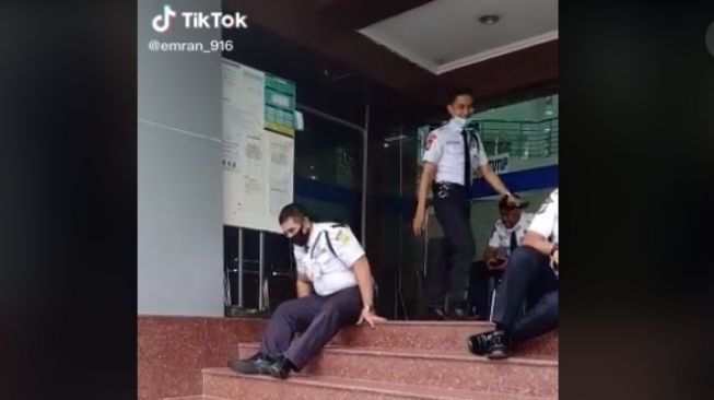 Aksi satpam main perosotan saat penat  bekerja (tiktok.com/@emran_916)