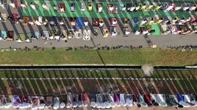 Sejumlah umat muslim menunaikan ibadah shalat Id di lapangan Sport Centre Limboto, Kabupaten Gorontalo, Gorontalo, Kamis (13/5/2021). [ANTARA FOTO / Irwansyah Putra]