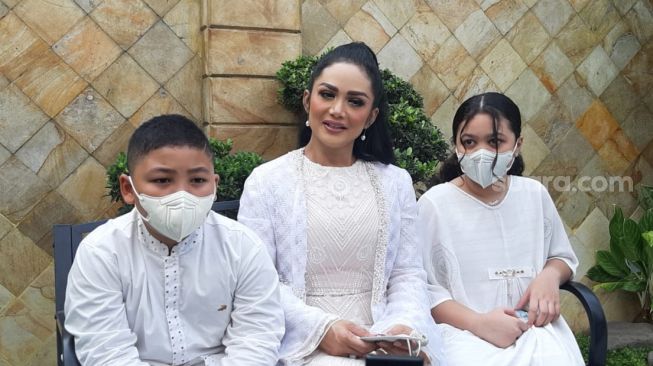 Salat Id di Rumah Aja, Krisdayanti: Tidak Mengurangi Esensi Kebahagiaan