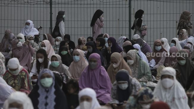 Umat Muslim mendengarkan khotbah sebelum menunaikan ibadah Salat Idul Fitri 1442 H di lingkungan Masjid Al-Azhar, Jakarta, Kamis (13/5/2021). [Suara.com/Angga Budhiyanto]