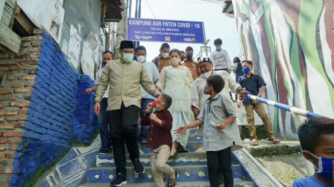 Wali Kota Medan Bobby Nasution dan Kahiyang Ayu Tinjau Warga Terdampak Banjir. [Ist]