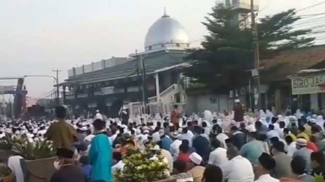 Warganet Sorot Prokes saat Salat Id, Ini Kata DKM Masjid Jami An-Nur Bekasi