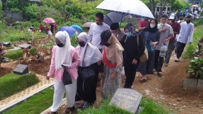 Dilarang Ridwan Kamil, Ratusan Warga Tetap Ziarah ke TPU Cikadut Bandung