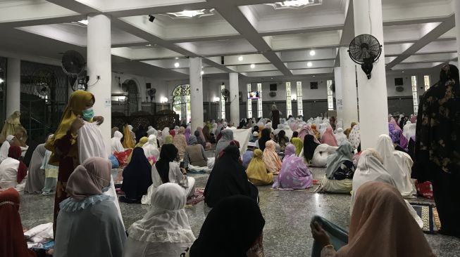 Membludak Sampai ke Jembatan Ampera, Umat Muslim Padati Masjid Agung Palembang Gelar Salat Id