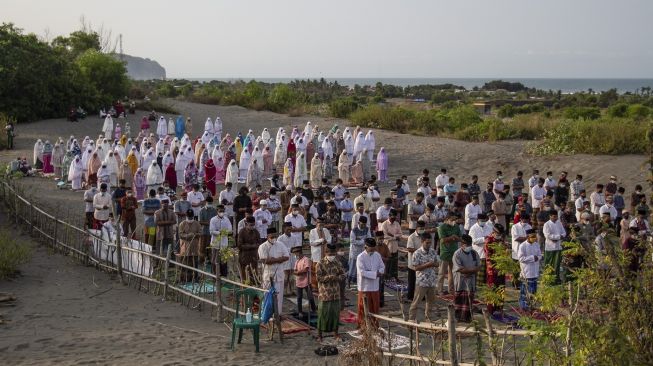 Warga melaksanakan shalat Idul Fitrii di Gumuk Pasir Parangtritis, Bantul, DI Yogyakarta, Kamis (13/5/2021). [ANTARA FOTO/Hendra Nurdiyansyah]