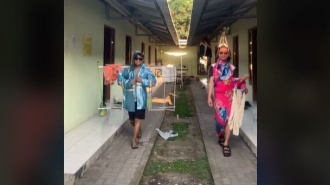 Gabut Ditinggal Mudik, Aksi Fashion Show ala Anak Kos Ini Kelewat Totalitas