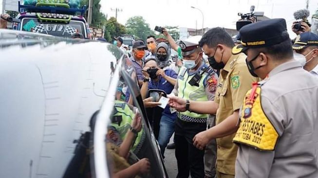 Belasan Mobil Terjaring di Posko Penyekatan Mudik di Medan