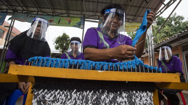 Para orang dengan gangguan jiwa (ODGJ) berlatih membuat keset kain perca di Panti Sosial Bina Laras Harapan Sentosa, Cipayung, Jakarta, Rabu (12/5/2021). [ANTARA FOTO/Aditya Pradana Putra]