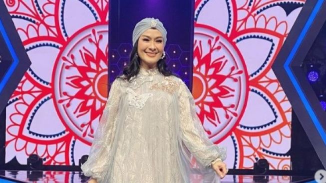 Gaya outfit Iis Dahlia dan Nissa Sabyan. (Instagram/sumsel_fanbase)