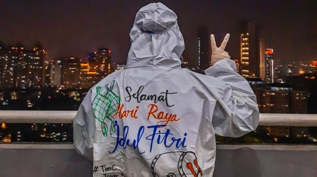 Tenaga Medis Lebaran di Wisma Atlet: Video Call sampai Gambar Baju Hazmat