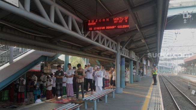 Sejumlah umat Islam melaksanakan Shalat Idul Fitri di peron Stasiun KA Kampung Bandan, Jakarta, Kamis (13/5/2021). [Suara.com/Dian Latifah]